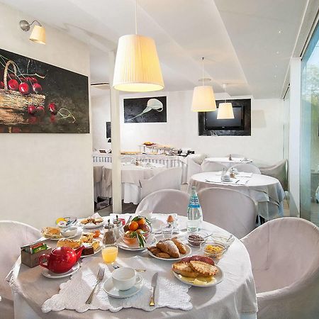 Hotel Mediterraneo Pesaro Luaran gambar