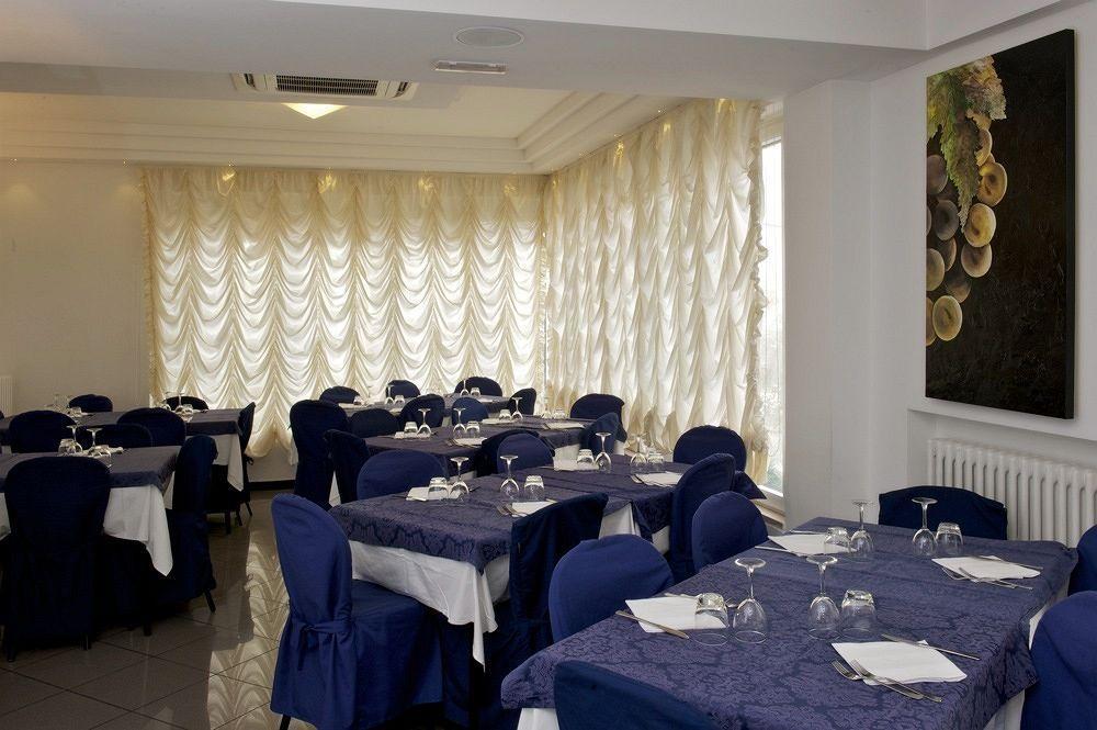 Hotel Mediterraneo Pesaro Luaran gambar