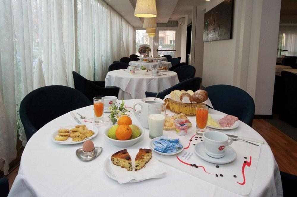 Hotel Mediterraneo Pesaro Luaran gambar