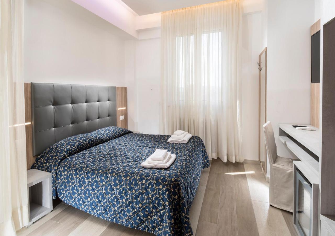 Hotel Mediterraneo Pesaro Luaran gambar