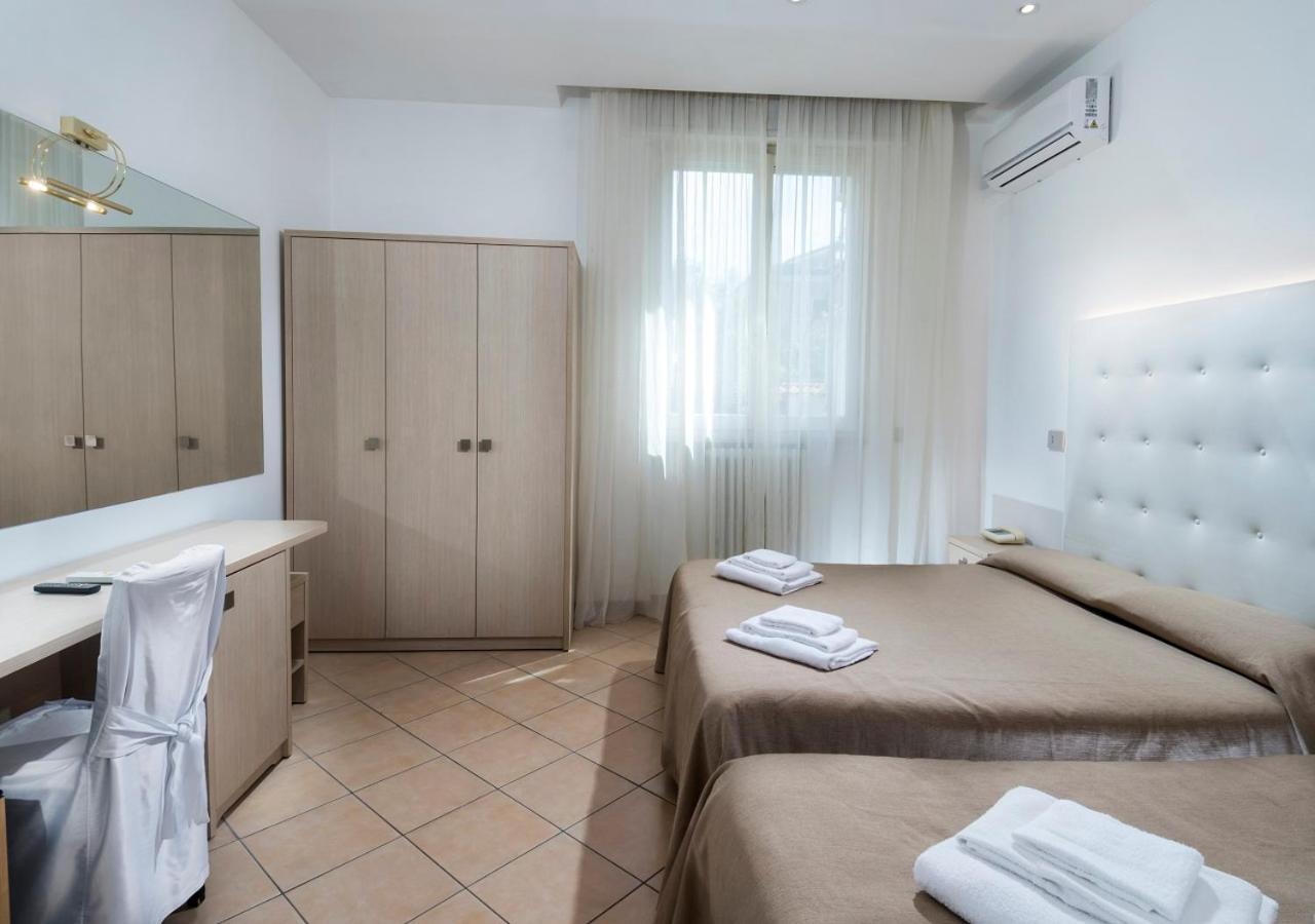 Hotel Mediterraneo Pesaro Luaran gambar