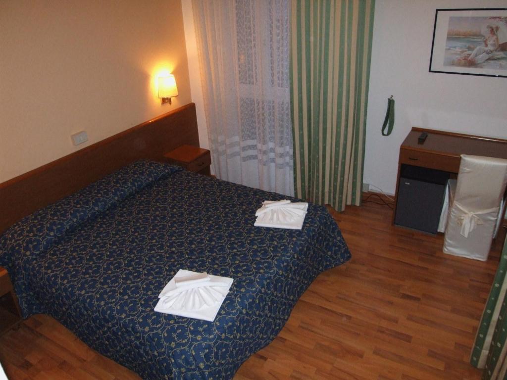 Hotel Mediterraneo Pesaro Luaran gambar