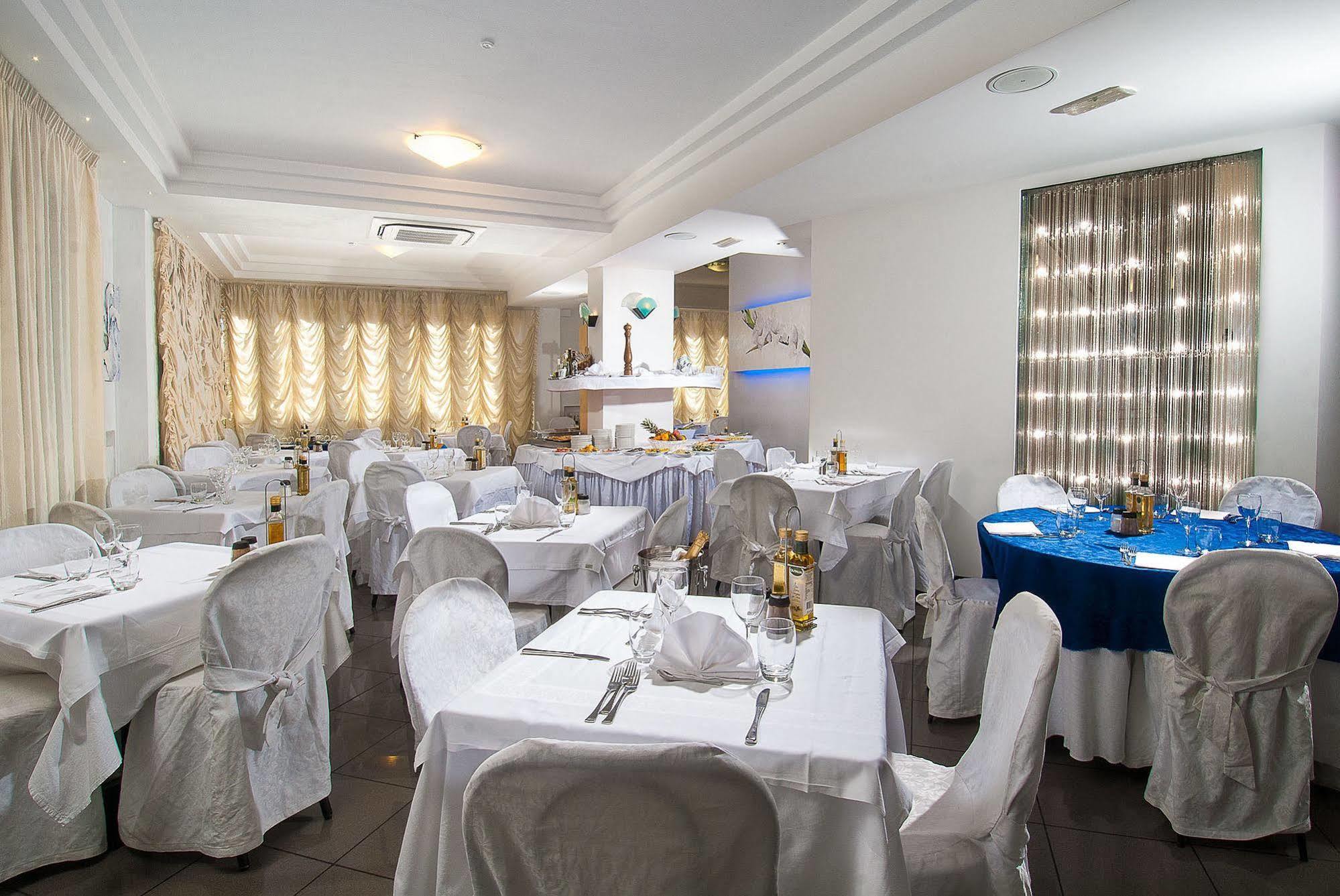 Hotel Mediterraneo Pesaro Luaran gambar