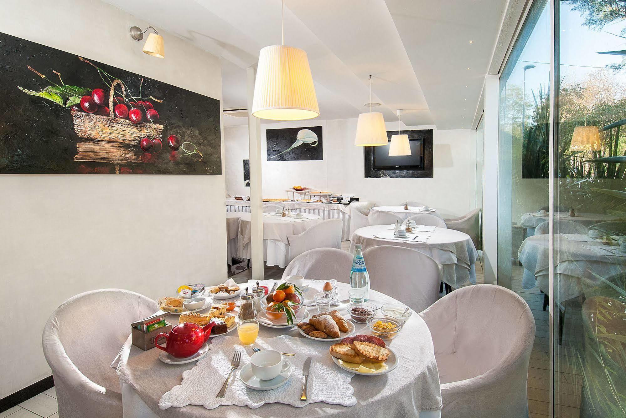 Hotel Mediterraneo Pesaro Luaran gambar