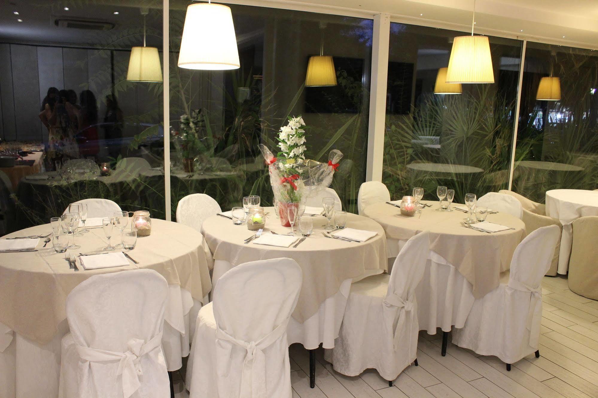 Hotel Mediterraneo Pesaro Luaran gambar