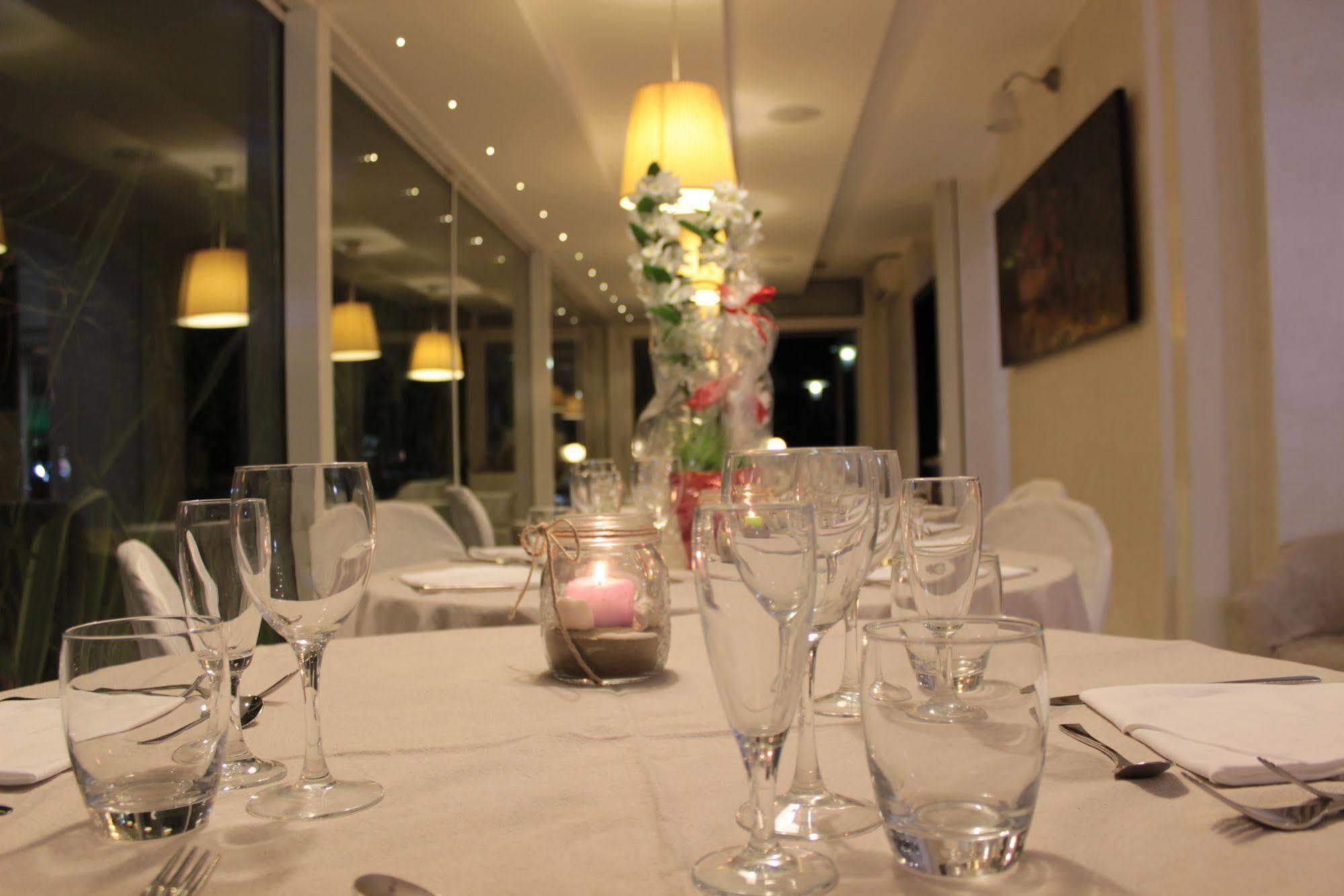 Hotel Mediterraneo Pesaro Luaran gambar