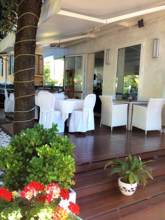 Hotel Mediterraneo Pesaro Luaran gambar